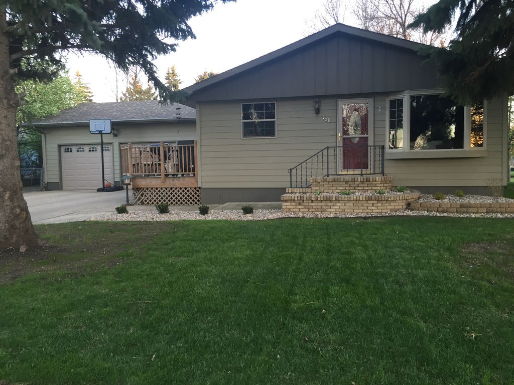 820 22nd Ave NE, Aberdeen, SD 57401