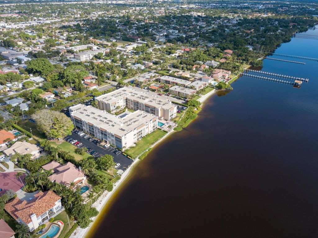 1516 S Lakeside Dr 102, Lake Worth, FL 2 Bed, 2 Bath Condo 37