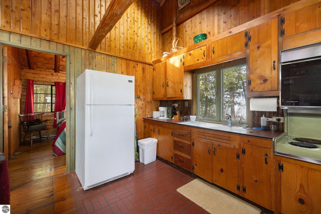 view 70th full size image of this home