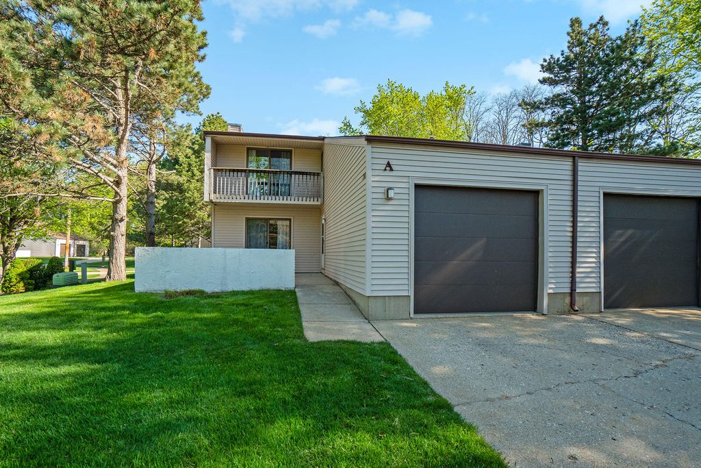 17452 Dunewood Ct #A, Spring Lake, MI 49456