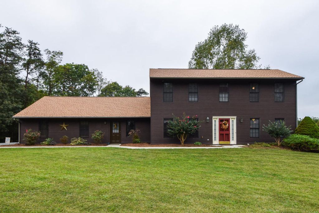 155 Bettys Creek Dr, Moneta, VA 24121