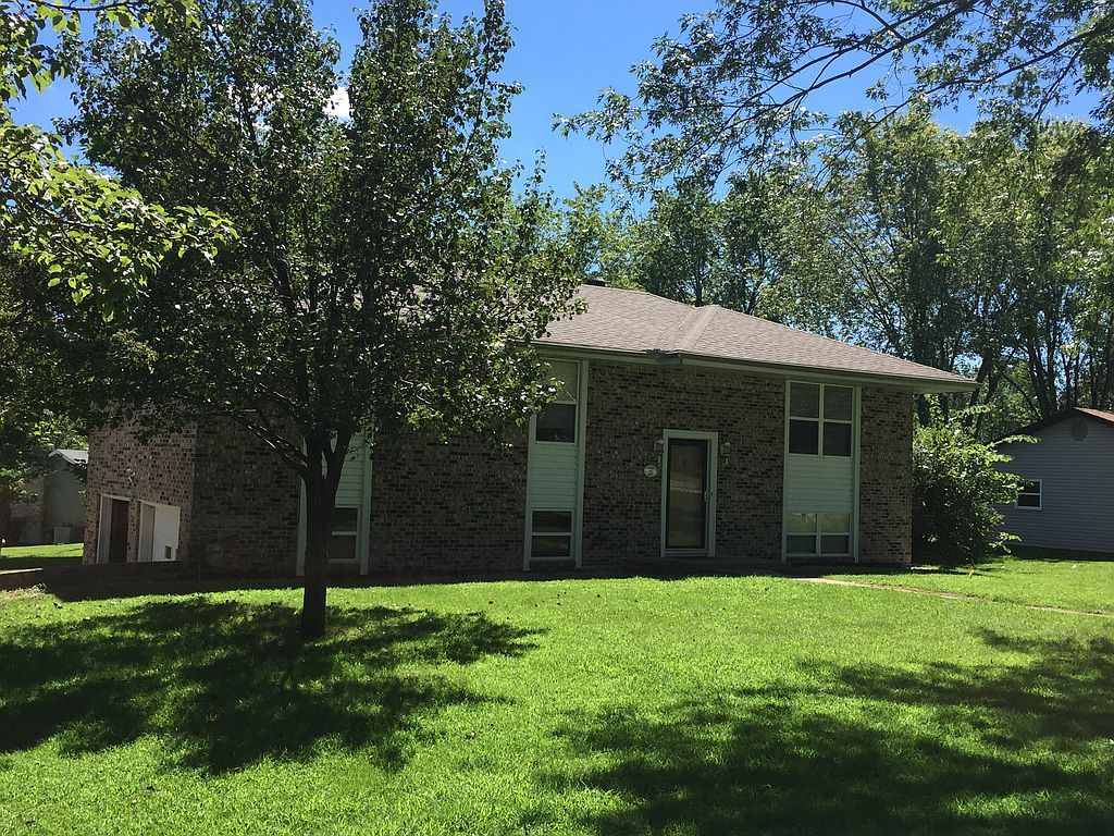 49 Lee Dr, Holts Summit, MO 65043