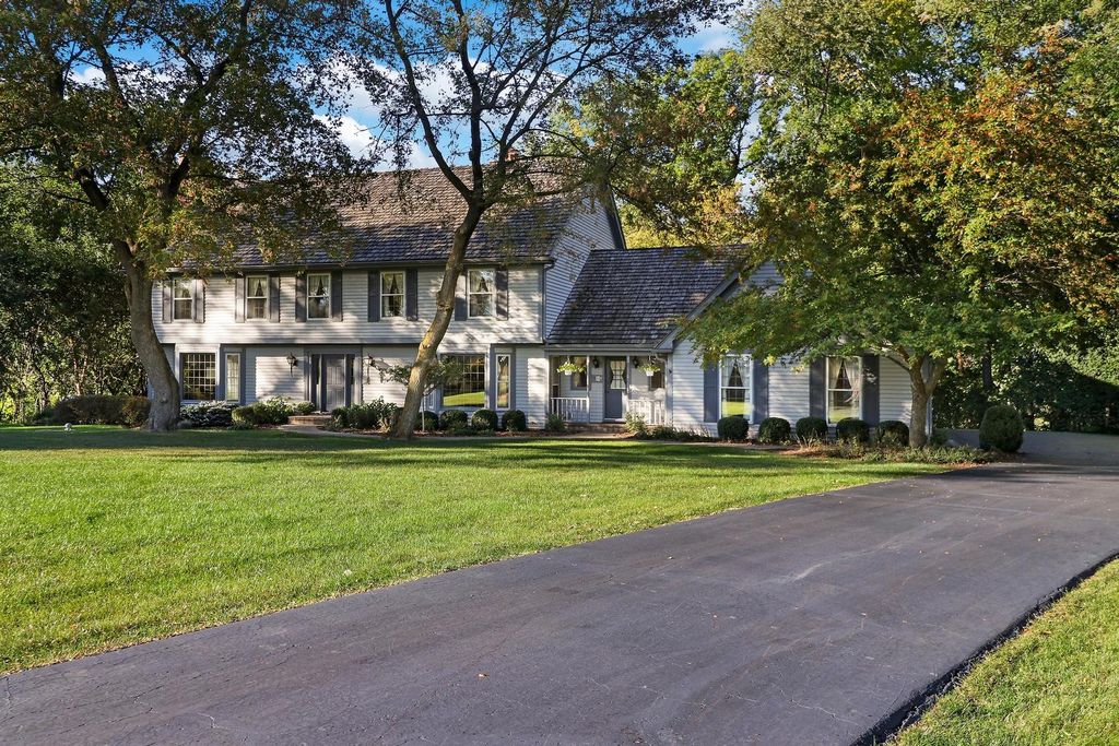 25526 N Cayuga Trl, Lake Barrington, IL 60010