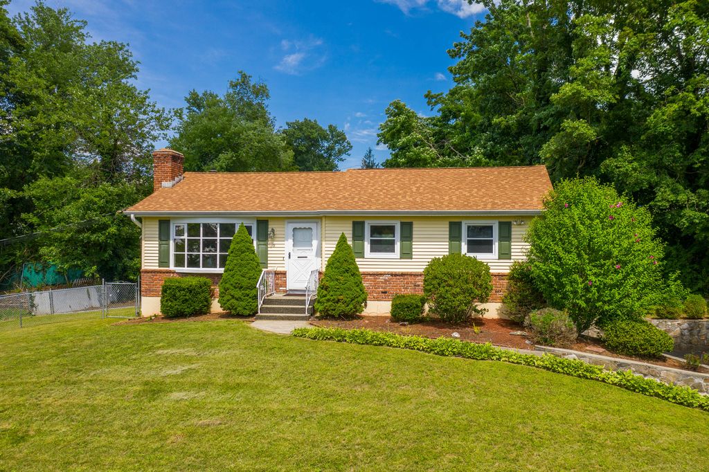8 Lillian Ave, New Fairfield, CT 06812