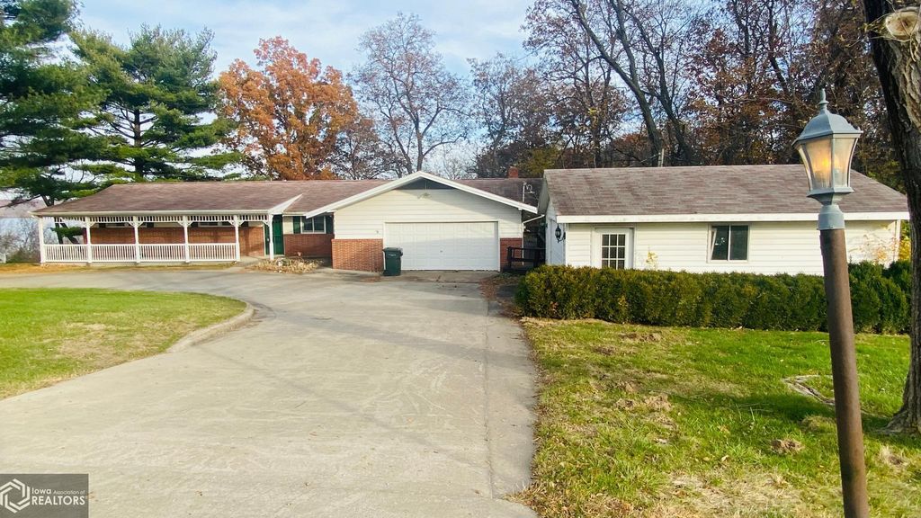 3295 Middle Rd, Keokuk, IA 52632
