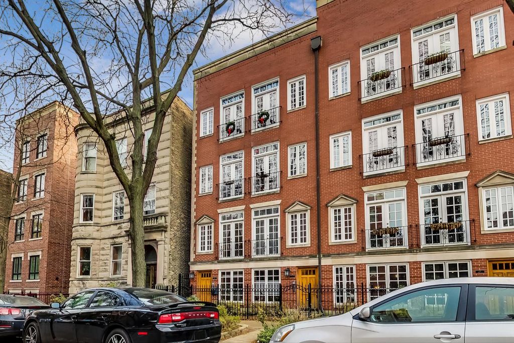739 W Aldine Ave #3, Chicago, IL 60657