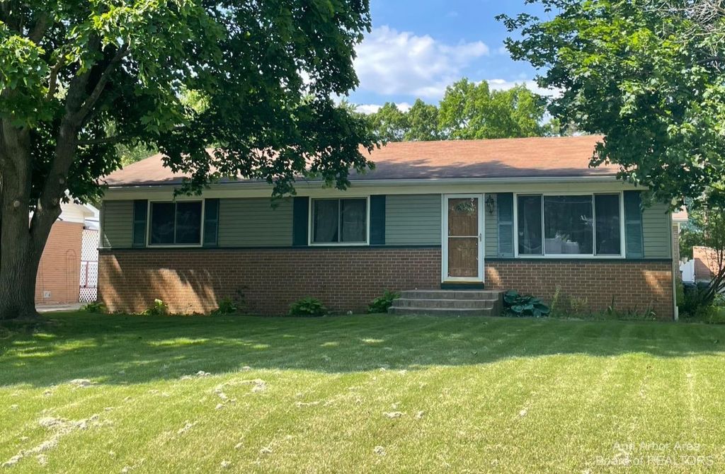 963 E Hamburg St, Pinckney, MI 48169