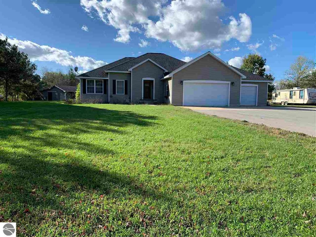 2058 S 37th Rd, Cadillac, MI 49601