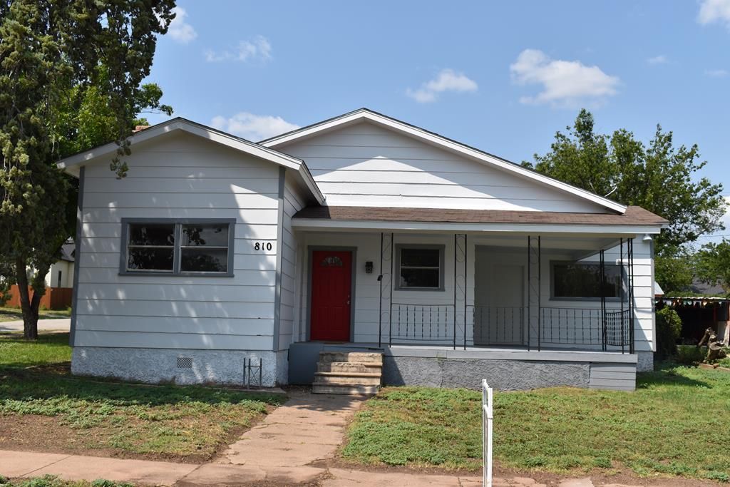 810 N 7th St, Ballinger, TX 76821