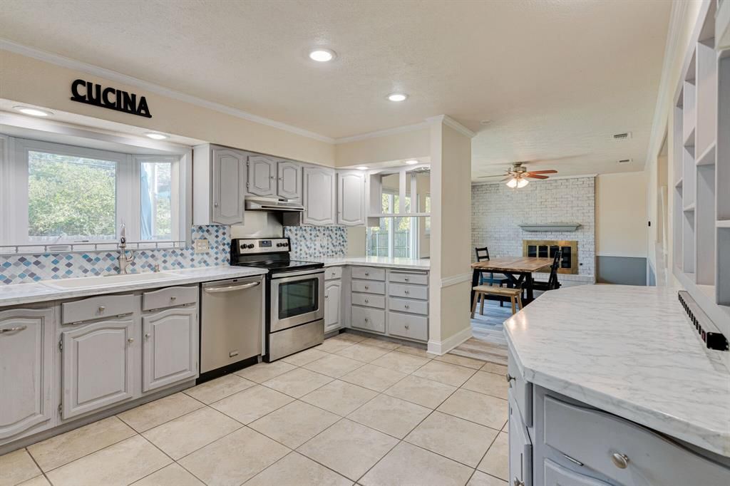2721 Magnolia Dr, Irving, TX 75062