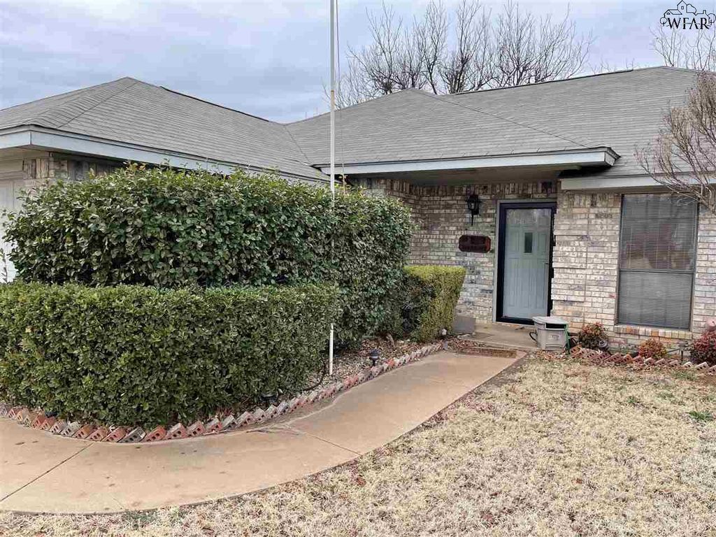 908 Sugarbush Ln, Burkburnett, TX 76354