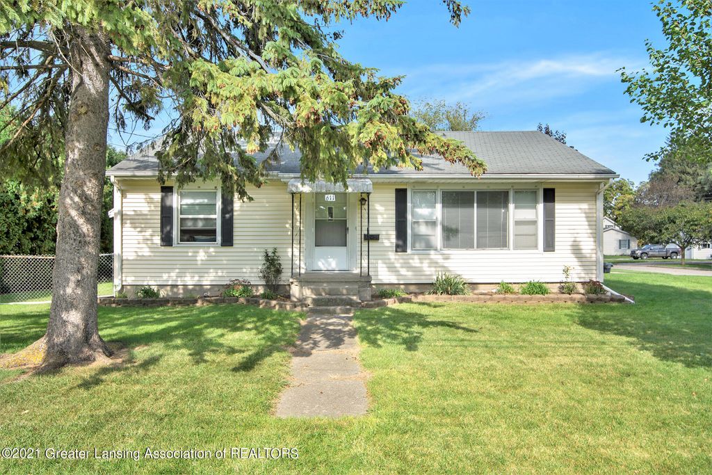 611 E McConnell St, Saint Johns, MI 48879