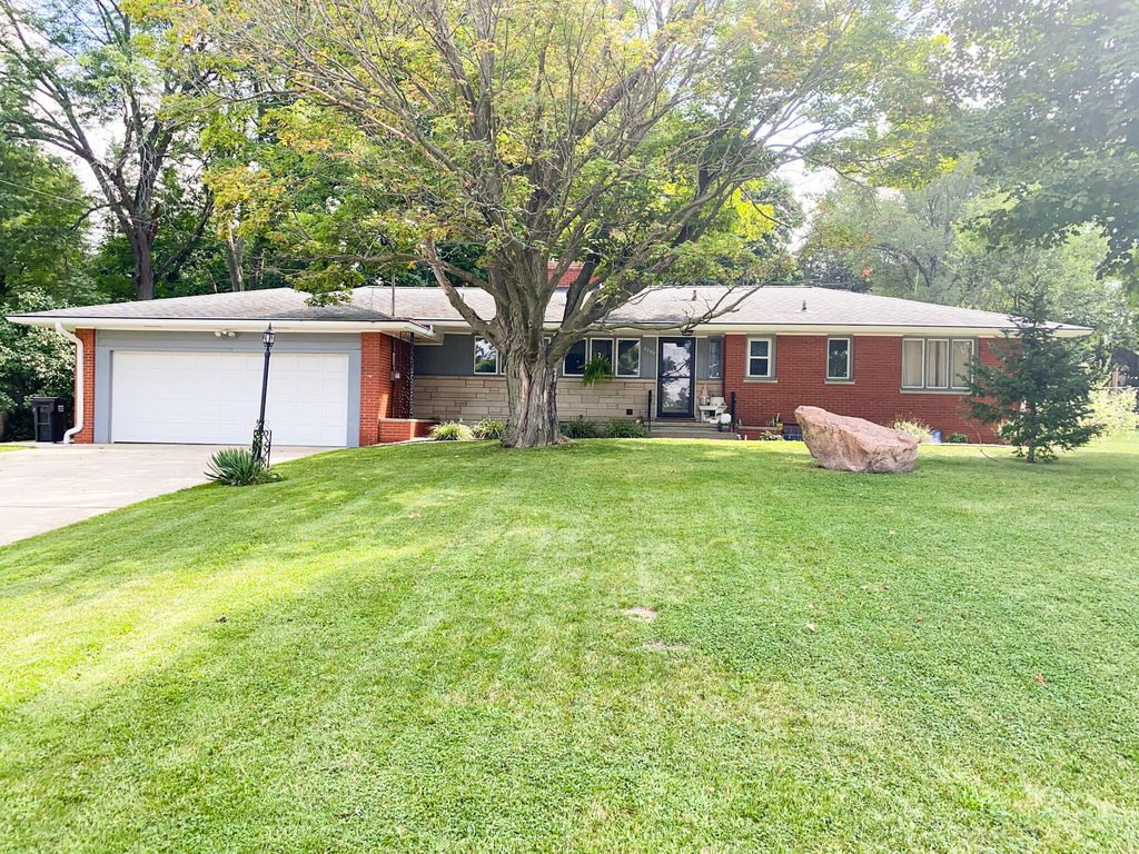 2285 Maple Dr, Jackson, MI 49203