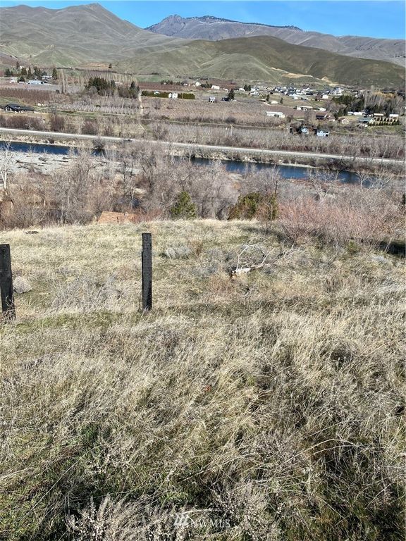 2091 Sleepy Hollow Rd, Wenatchee, WA 98801