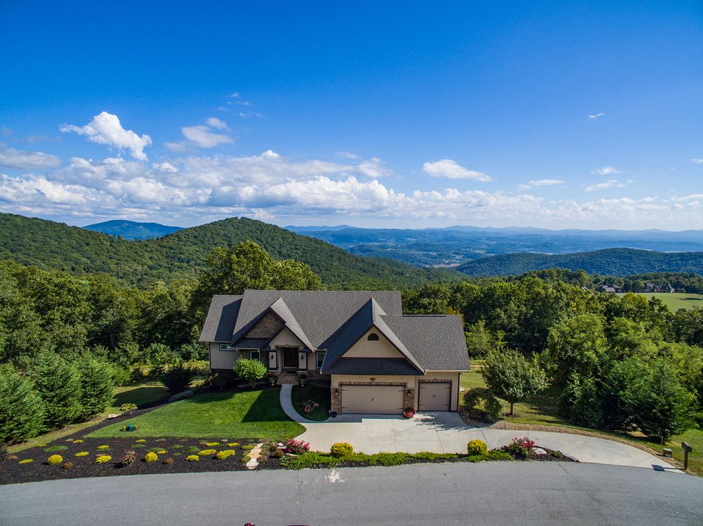 332 Summerset Dr, Hendersonville, NC 28792