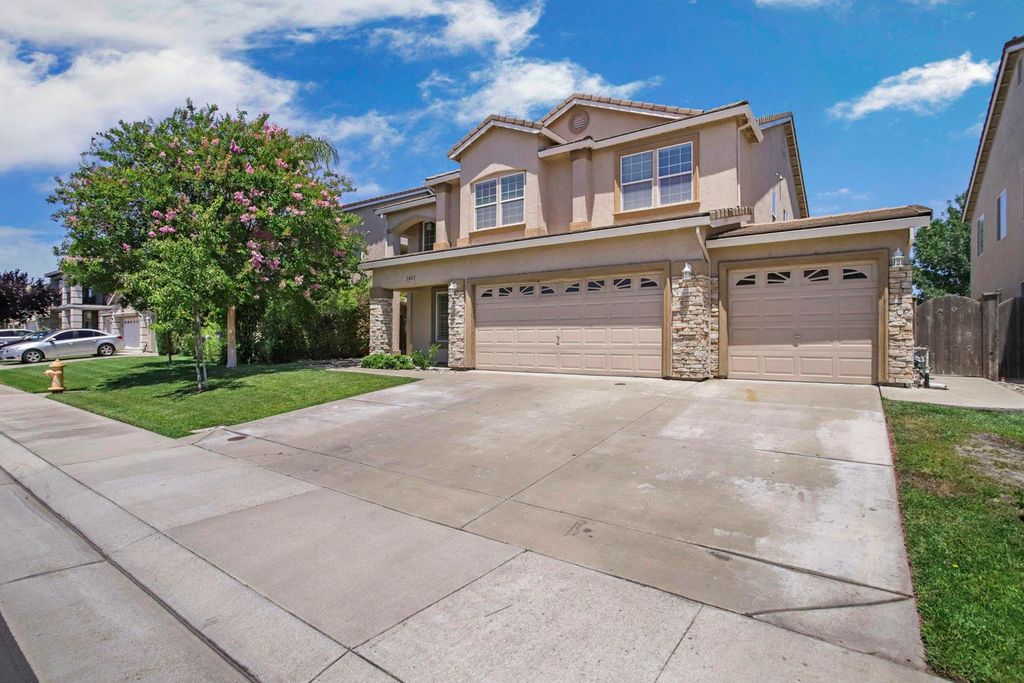 5423 Gladstone Dr, Lyndon, CA 95219