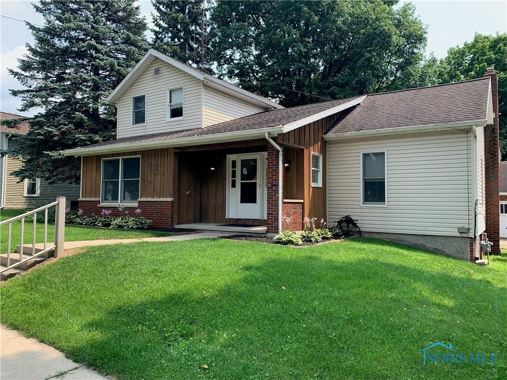 217 W  Indiana St, Edgerton, OH 43517