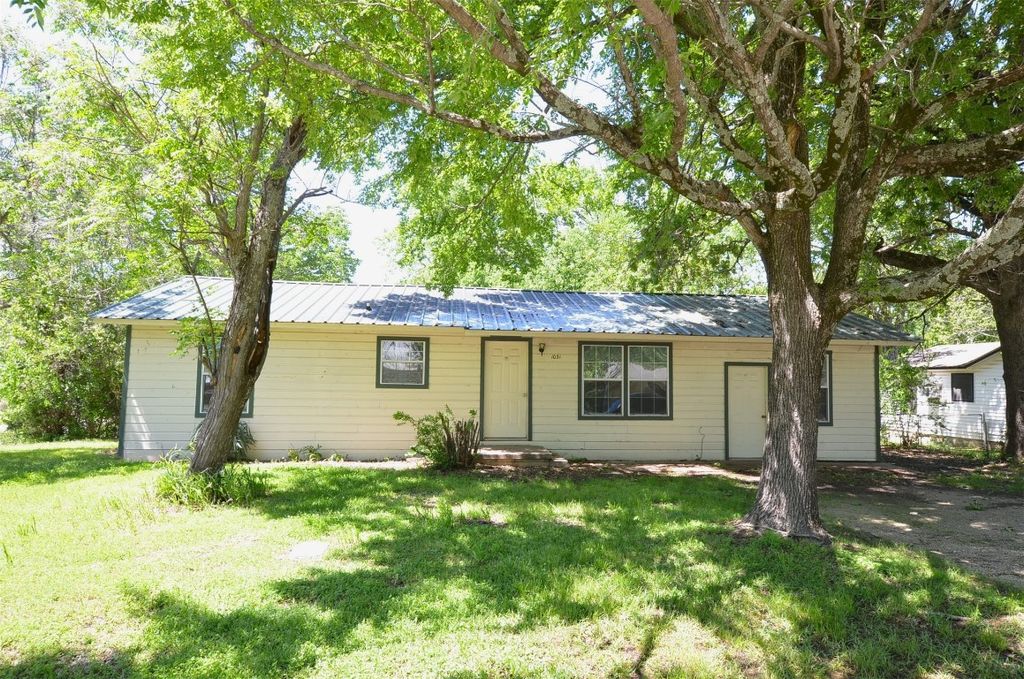 1031 Tower St, Canton, TX 75103