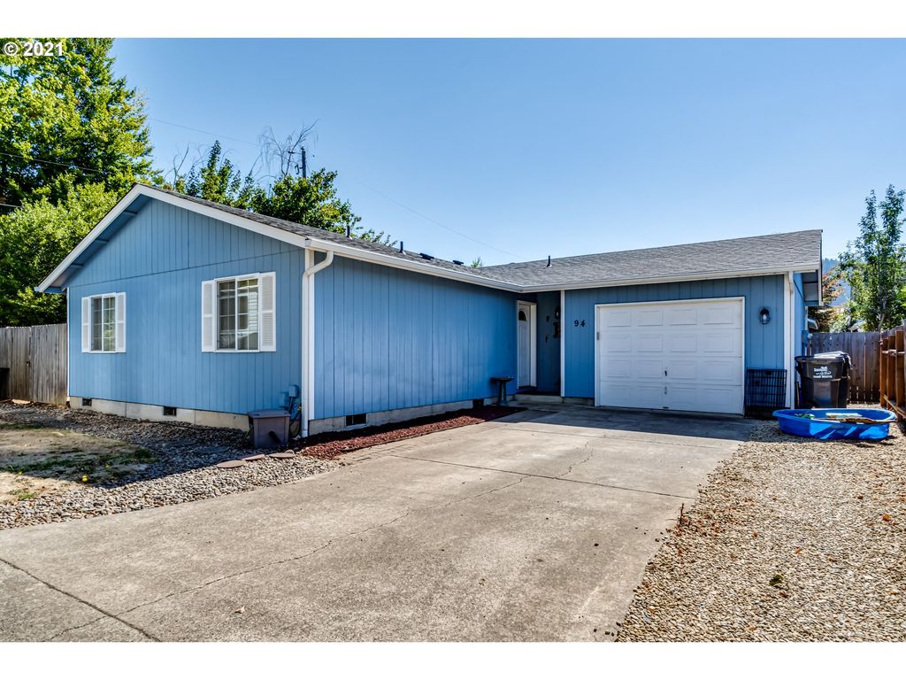 94 N  7th St, Creswell, OR 97426