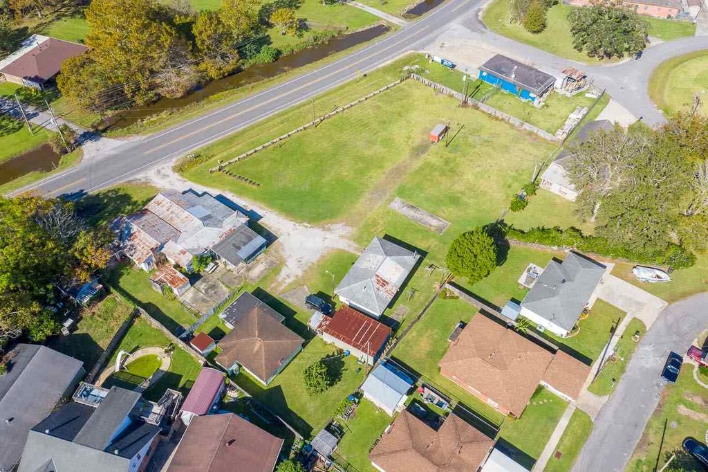 379 Bayou Dularge Rd, Houma, LA 70363 6 Bath MultiFamily Home MLS