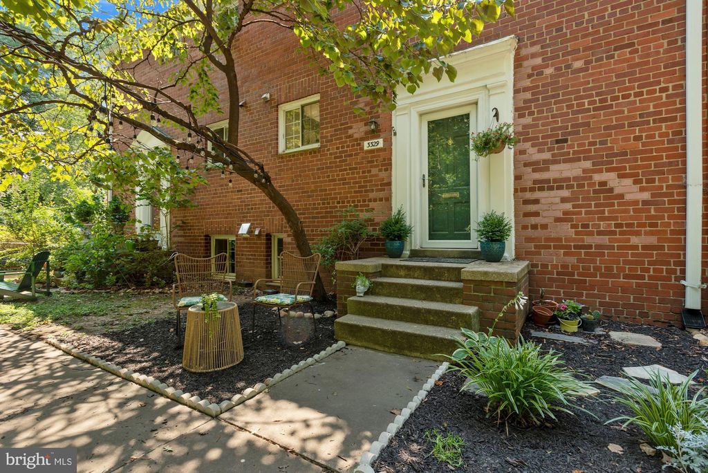 3329 Valley Dr, Alexandria, VA 22302