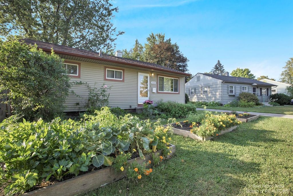 1131 Kay Pkwy, Ann Arbor, MI 48103