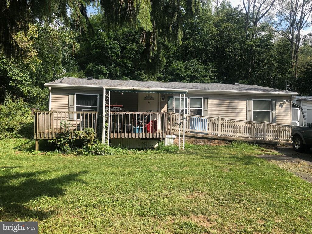 17 Smith St, Mertztown, PA 19539