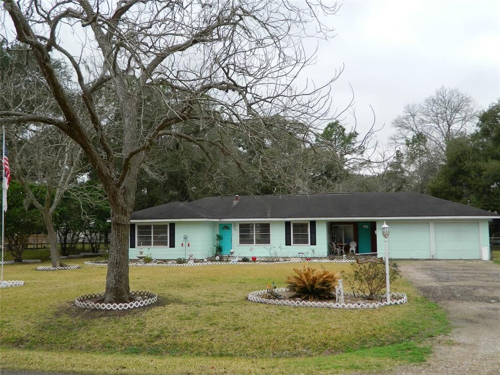 903 Avenue A, Sweeny, TX 77480