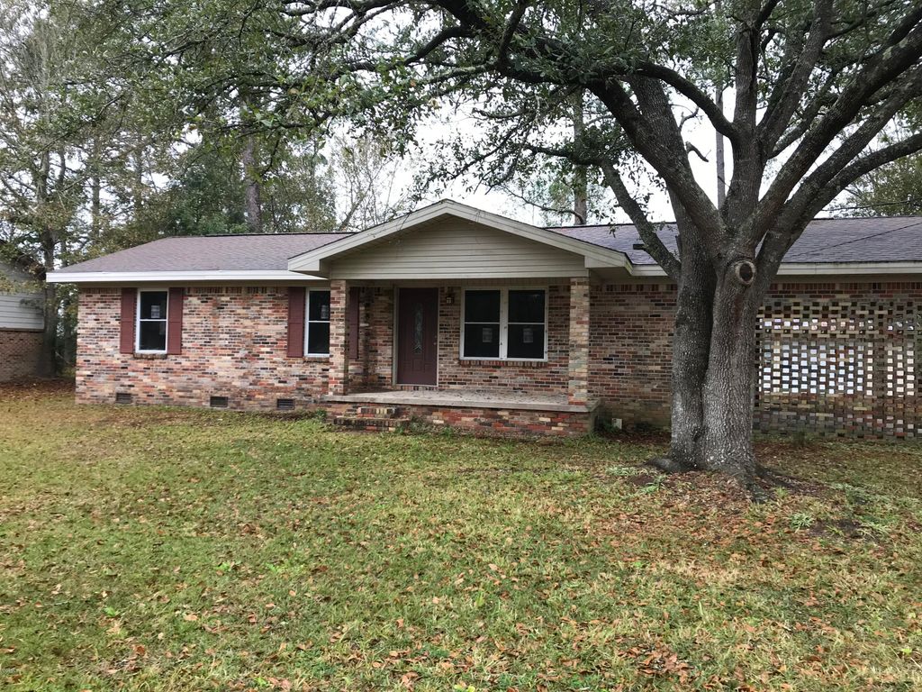 7713 Albert Ave, Moss Point, MS 39563