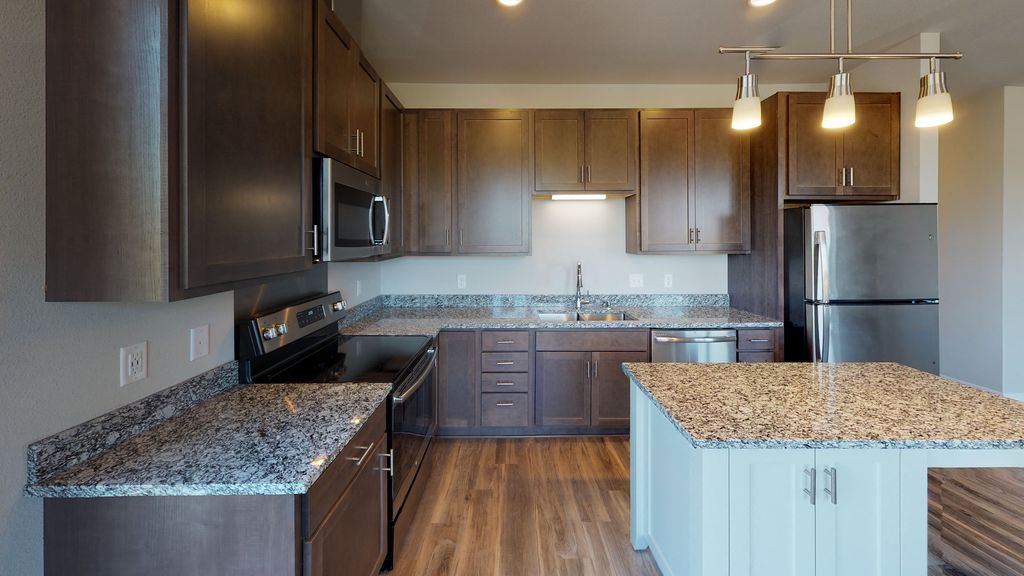 541 W 78th St, Chanhassen, MN 55317