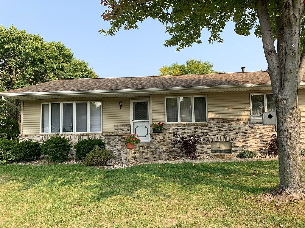 1602 N Park St, Fairmont, MN 56031 4 Bed, 2 Bath SingleFamily Home