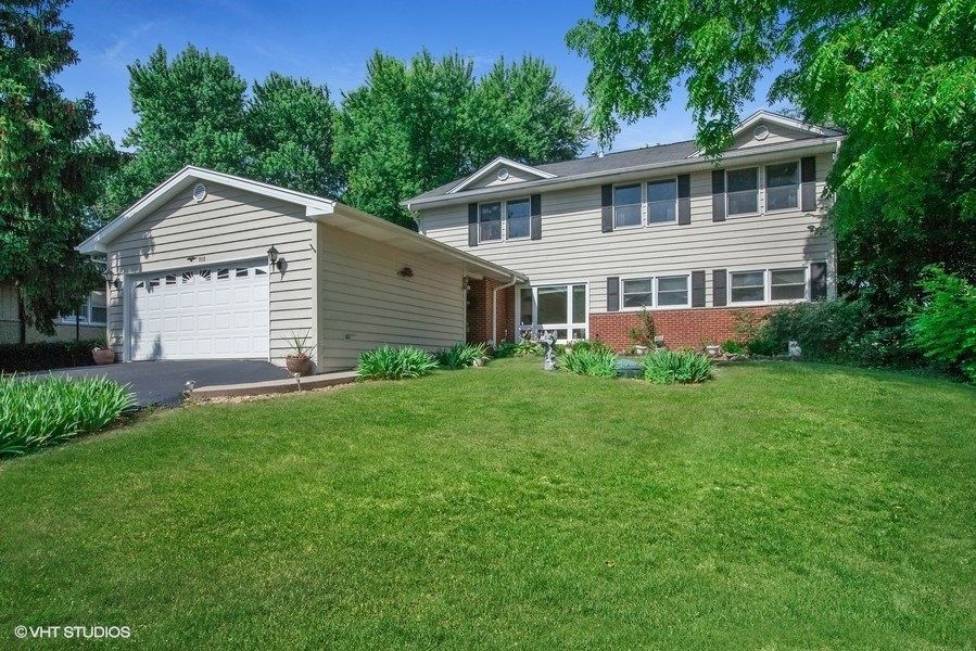 910 Division St, Barrington, IL 60010