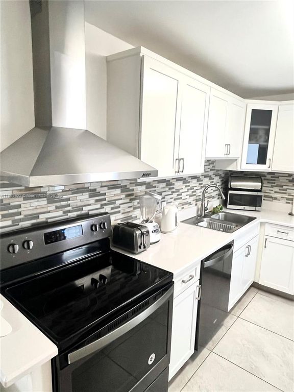 3301 N Country Club Dr #511, Aventura, FL 33180