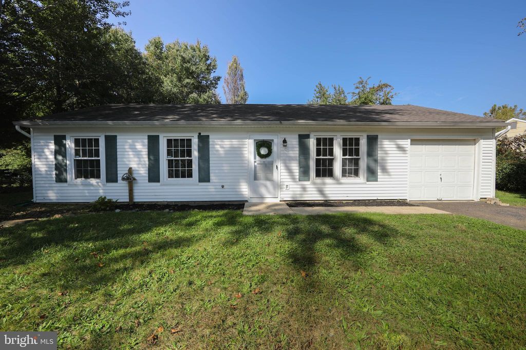 104 Wisteria Ln, Penns Grove, NJ 08069