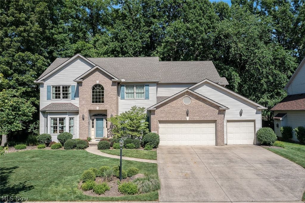 17305 Woodlawn Ct, Strongsville, OH 44136