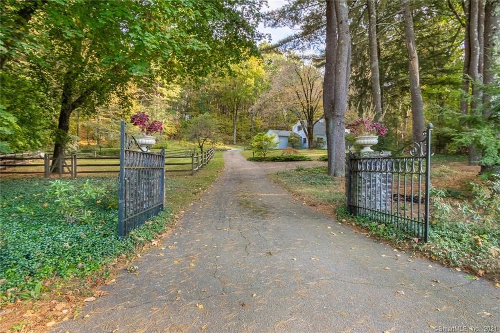 44 Terrys Plain Rd, Simsbury, CT 06070