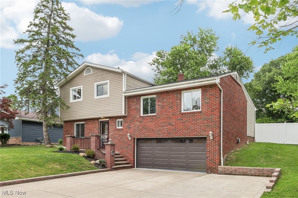 6801 Sandy Hook Dr, Parma, OH 44134