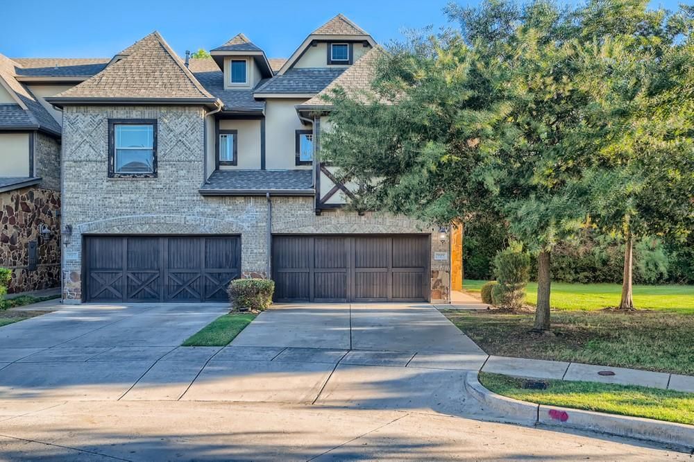 909 Brook Forest Ln, Euless, TX 76039