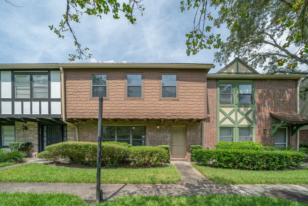 8203 Sutton Pl N, Jacksonville, FL 32217