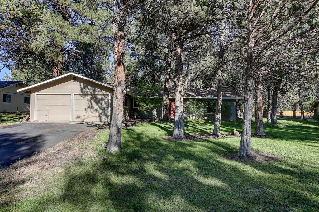 61346 Robin Hood Ln, Bend, OR 97702