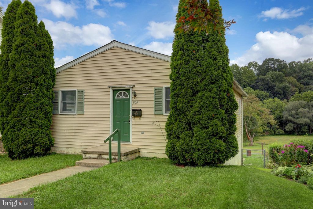 803 E Freedom Ave, Burnham, PA 17009