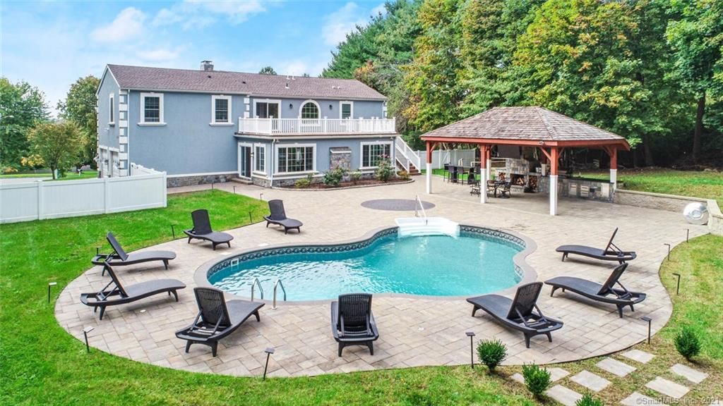 133 Roosevelt Dr, Trumbull, CT 06611