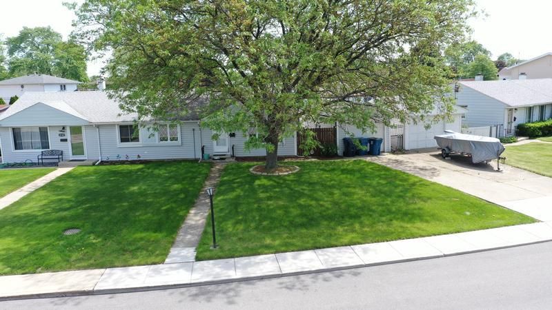 8751 S Duffy Ave, Hometown, IL 60456