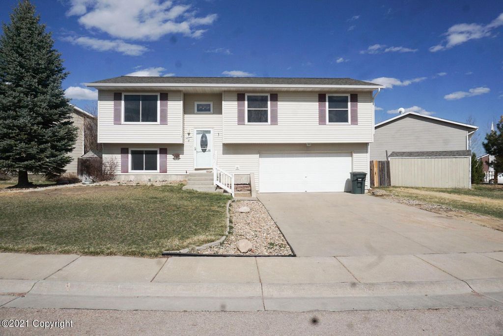 823 Sutherland Cove Ln, Gillette, WY 82718