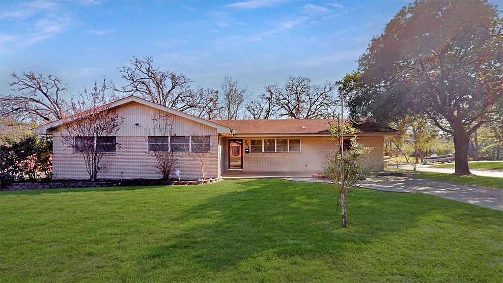 305 W Brookside Dr, Bryan, TX 77801
