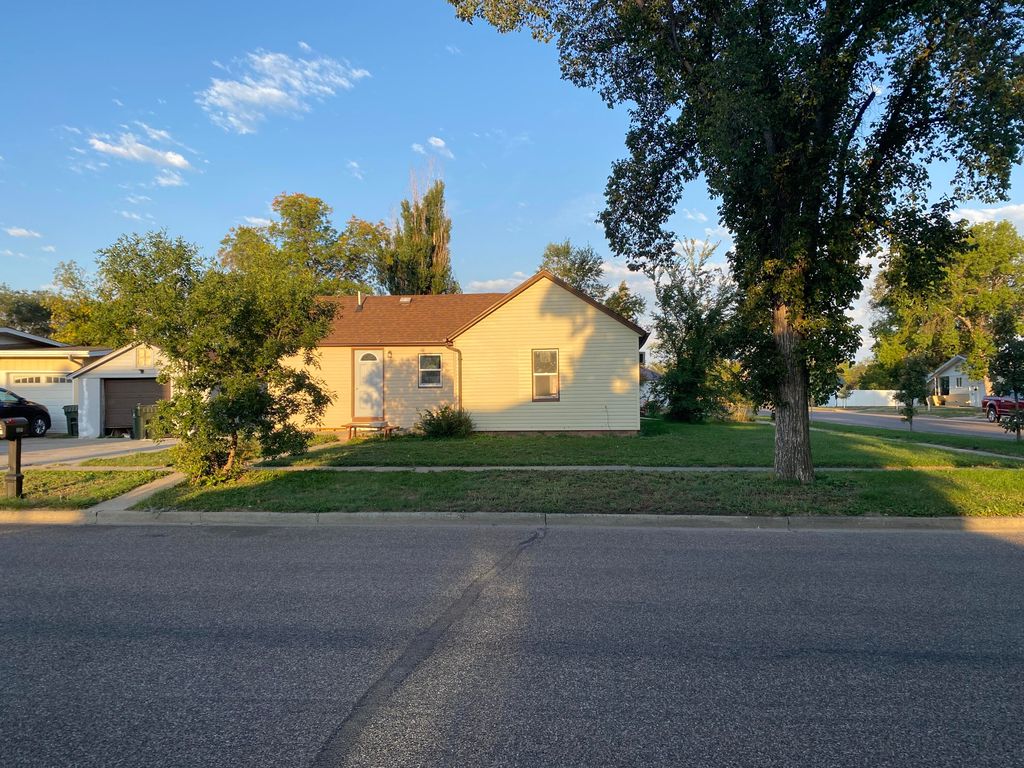 221 2nd Ave NE, Hazen, ND 58545
