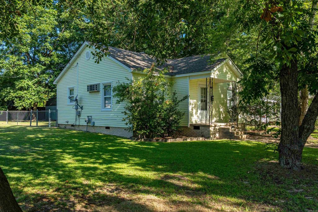 1426 Porter St, Malvern, AR 72104