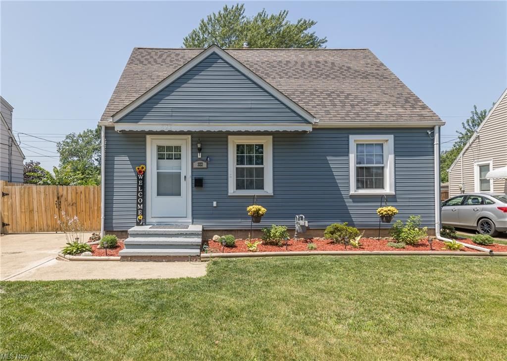 322 Hawthorne St, Elyria, OH 44035