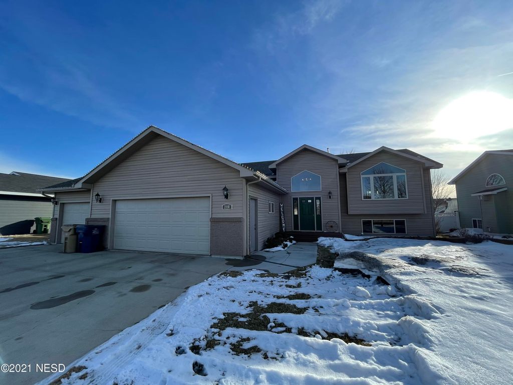 2118 Cedar Dr NE, Watertown, SD 57201