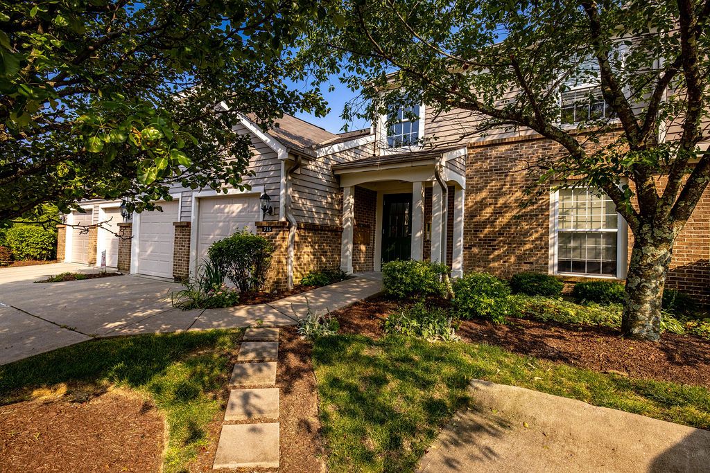 715 Castlegate Ln, Cincinnati, OH 45231